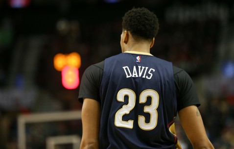 23号球衣给了双向球员！美媒提问：鹈鹕应退役浓眉的23号球衣吗？