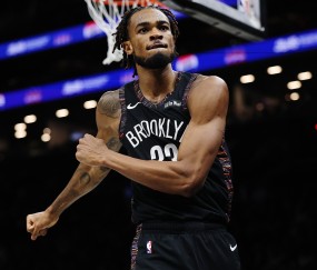 开云体育下载-克拉克斯顿场均13.1分7.5板4.0助1.4帽 篮板&amp;助攻在全队领跑