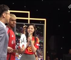 亚马尔做客天下足球收到折扇，女球迷教亚马尔用中文念小孩哥
