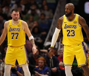 开云APP-防守&amp;篮板&amp;传导球&amp;替补阵容都是问题！湖人只靠双星是无法赢球的