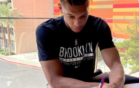 边缘菜鸟生存攻略：篮网爱德华兹如何逆袭上位？